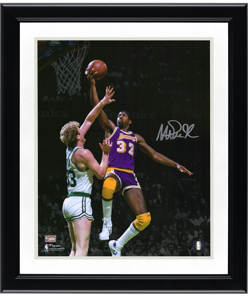Photo dédicacée de Magic Johnson (Los Angeles Lakers) - Dunk contre Larry Bird (28 x 35,5 cm)