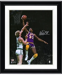 Photo dédicacée de Magic Johnson (Los Angeles Lakers) - Dunk contre Larry Bird (28 x 35,5 cm)
