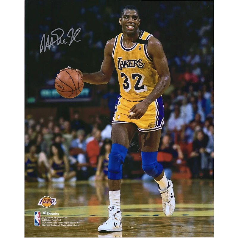 Photo dédicacée de Magic Johnson (Los Angeles Lakers) en train de dribbler (40 x 50 cm) - couleur or