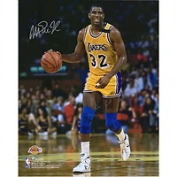 Photo dédicacée de Magic Johnson (Los Angeles Lakers) en train de dribbler (40 x 50 cm) - couleur or