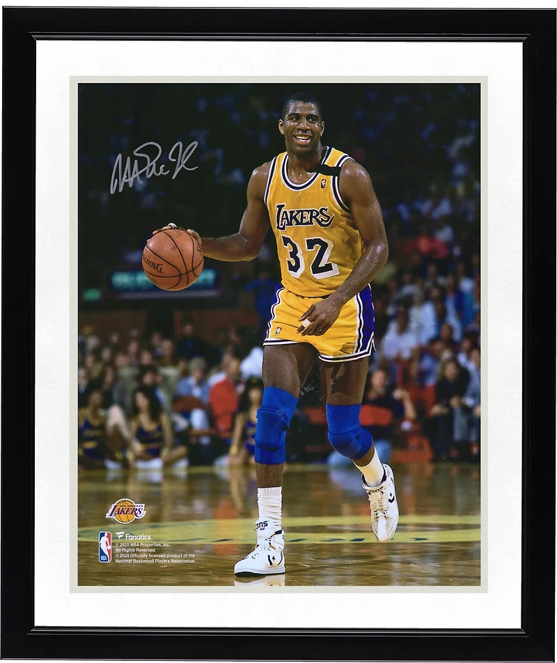 Photo dédicacée de Magic Johnson (Los Angeles Lakers) en train de dribbler (40 x 50 cm) - couleur or