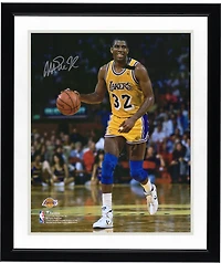 Photo dédicacée de Magic Johnson (Los Angeles Lakers) en train de dribbler (40 x 50 cm) - couleur or
