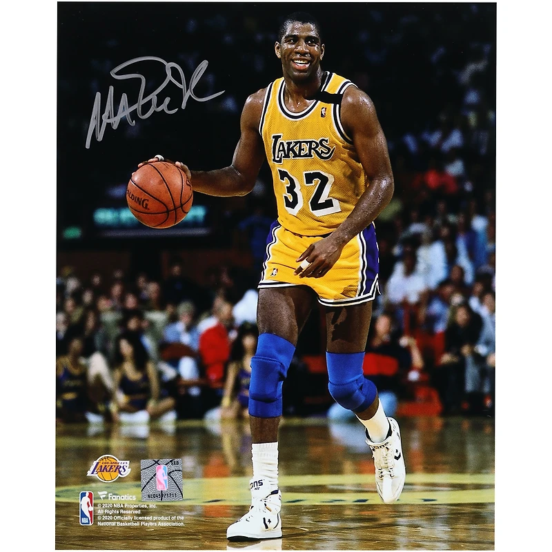 Photo dédicacée de Magic Johnson (Los Angeles Lakers) en train de dribbler (8" x 10") en or