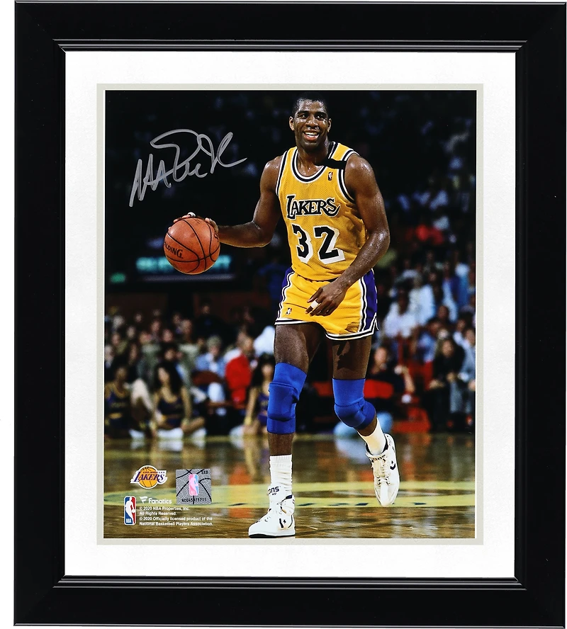 Photo dédicacée de Magic Johnson (Los Angeles Lakers) en train de dribbler (8" x 10") en or