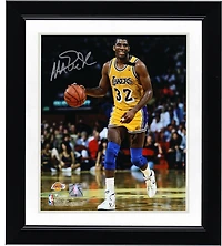 Photo dédicacée de Magic Johnson (Los Angeles Lakers) en train de dribbler (8" x 10") en or