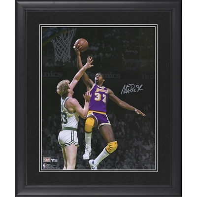 Photographie encadrée dédicacée de Magic Johnson des Los Angeles Lakers 16" x 20" Lay Up contre Larry Bird