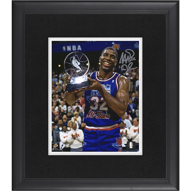 Photographie encadrée autographiée de Magic Johnson des Los Angeles Lakers, trophée du match des étoiles de 1992, 20 x 25 cm