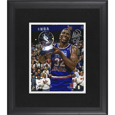 Photographie encadrée autographiée de Magic Johnson des Los Angeles Lakers, trophée du match des étoiles de 1992, 20 x 25 cm