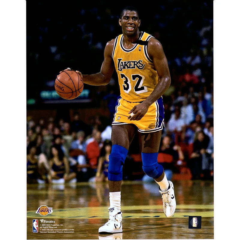 Photographie non signée de Magic Johnson en train dribbler avec les Los Angeles Lakers