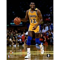 Photographie non signée de Magic Johnson en train dribbler avec les Los Angeles Lakers