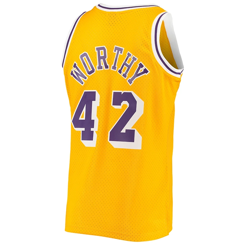 Maillot Swingman Mitchell & Ness James Worthy Gold Los Angeles Lakers 1984/85 Hardwood Classics pour hommes