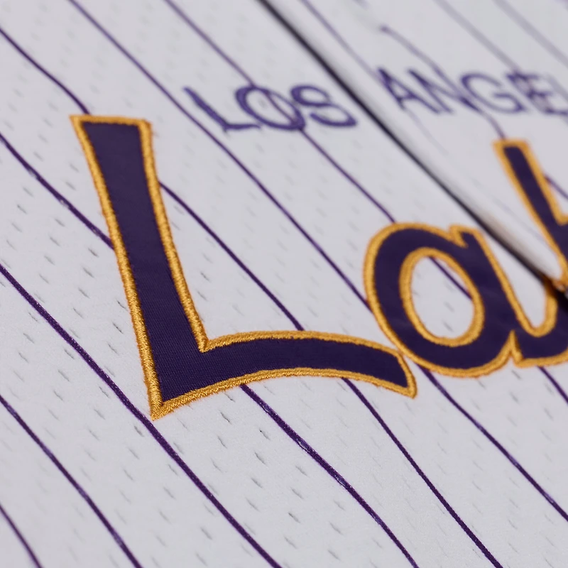 Maillot de baseball Mitchell & Ness blanc pour homme, Los Angeles Lakers, à rayures, en maille et boutons, avec entraîneur-chef.