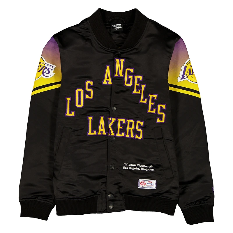 Veste en satin noir New Era Los Angeles Lakers édition City 2025/26 pour homme, fermeture à boutons-pression.