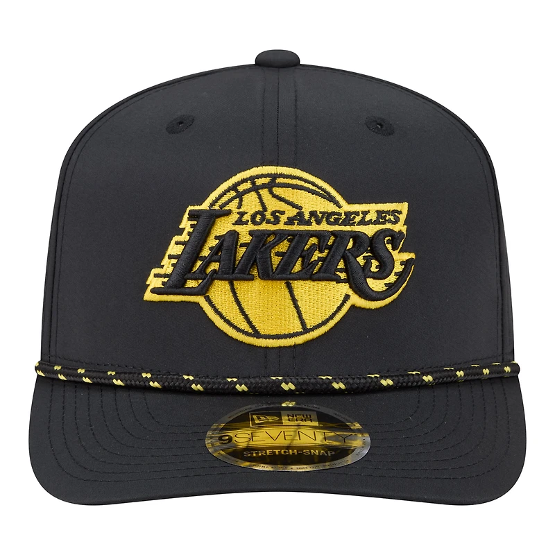 Casquette New Era 9SEVENTY noire pour homme, Los Angeles Lakers, style sport, à cordon, aérée et extensible.
