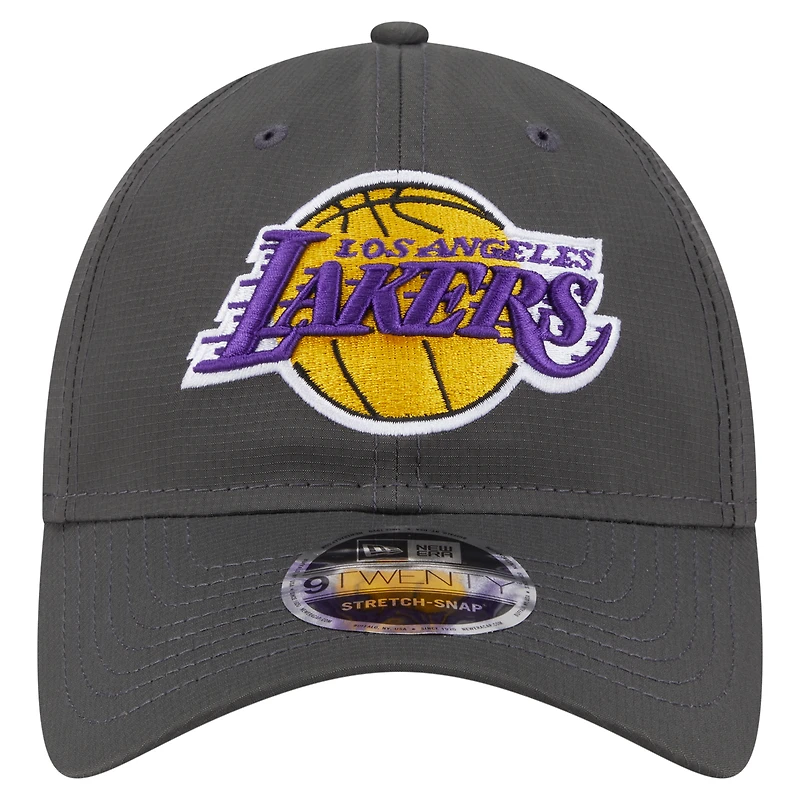 Casquette ajustable New Era 9TWENTY Active Ripstop des Los Angeles Lakers pour homme, couleur charbon