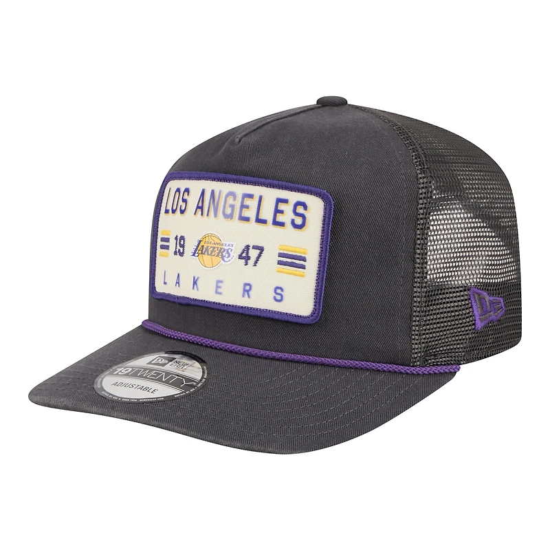 Casquette trucker ajustable New Era 19TWENTY pour homme, couleur anthracite, avec écusson délavé des Los Angeles Lakers.