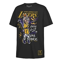 T-shirt Mitchell & Ness pour enfant, noir, avec le nom et numéro du joueur Luka Dončić des Los Angeles Lakers, inscrits à la craie