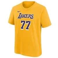 T-shirt Nike doré avec nom et numéro de joueur Luka Dončić des Los Angeles Lakers pour jeune