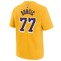 T-shirt Nike doré avec nom et numéro de joueur Luka Dončić des Los Angeles Lakers pour jeune