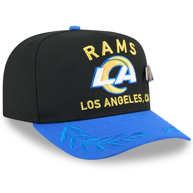 Casquette ajustée New Era 59FIFTY noire/bleu marine pour homme, modèle A-Frame, draft NFL 2025, Los Angeles Rams, sur scène