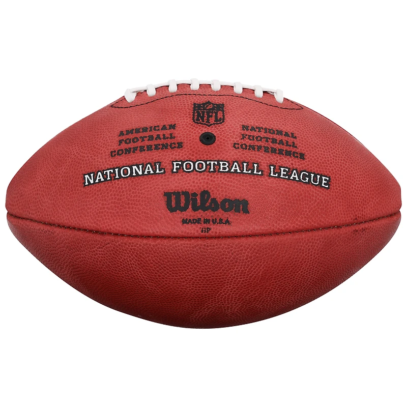 Ballon de football Wilson Duke en couleur, autographié par Ty Simpson et porté par les Rams de Los Angeles.