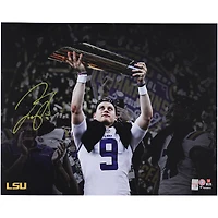 Photo dédicacée de Joe Burrow (LSU Tigers) tenant le trophée du championnat CFP (16" x 20").