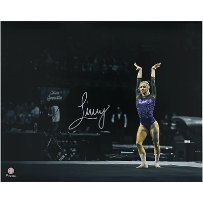 Photo Spotlight 40 x 50 cm de Livvy Dunne (LSU Tigers), dédicacée et signée à l'encre argentée.