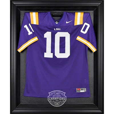 Maillot noir encadré des LSU Tigers, champions du championnat universitaire de football américain 2019, sous vitrine.