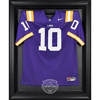 Maillot noir encadré des LSU Tigers, champions du championnat universitaire de football américain 2019, sous vitrine.