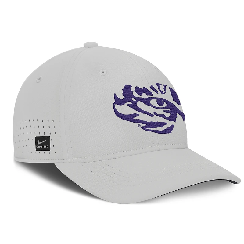 Casquette Nike LSU Tigers 2026 Sideline Practice AeroBill Swooshflex Dri-FIT violette pour homme
