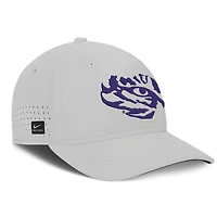 Casquette Nike LSU Tigers 2026 Sideline Practice AeroBill Swooshflex Dri-FIT violette pour homme