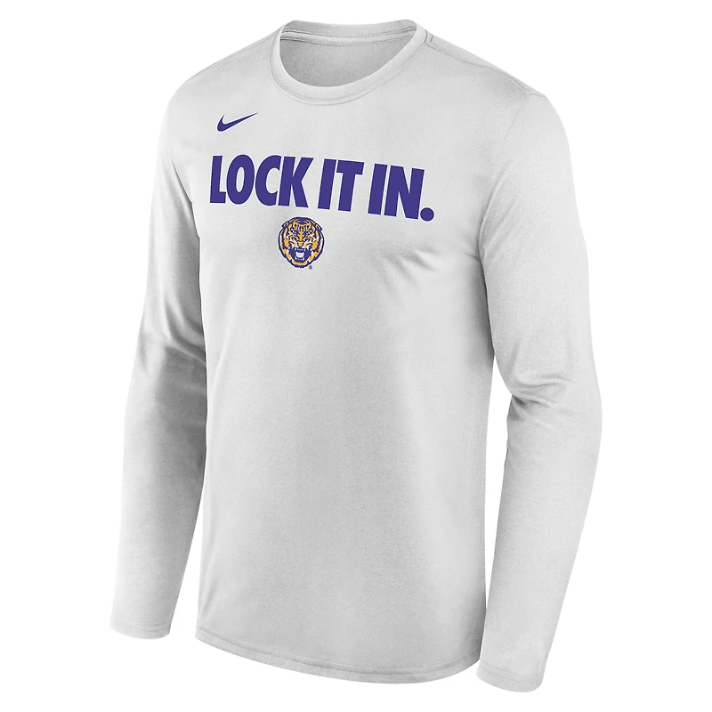 T-shirt à manches longues Nike blanc pour homme, modèle LSU Tigers 2026, porté sur le banc de touche.