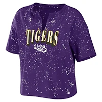 WEAR by Erin Andrews - T-shirt court violet à encolure crantée LSU Tigers avec lavage l'eau de javel