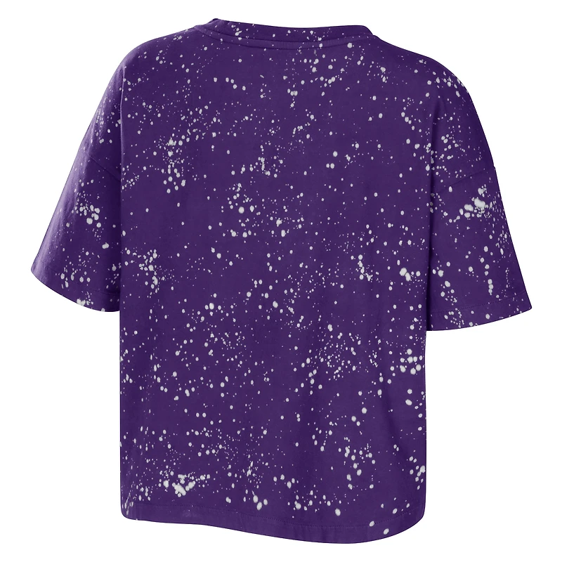 WEAR by Erin Andrews - T-shirt court violet à encolure crantée LSU Tigers avec lavage l'eau de javel