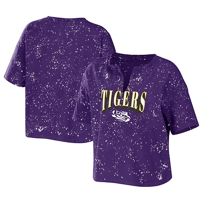 WEAR by Erin Andrews - T-shirt court violet à encolure crantée LSU Tigers avec lavage l'eau de javel