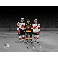 Photographie non signée de Luke Hughes, Quinn Hughes et Jack avant le match entre les Devils du New Jersey Canucks Vancouver