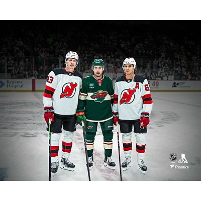 Photo non signée de Luke Hughes, Quinn Hughes et Jack posant sur la glace