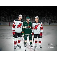 Photo non signée de Luke Hughes, Quinn Hughes et Jack posant sur la glace
