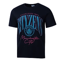 T-shirt graphique Manchester City Hometown Hero pour homme, bleu marine, motif Suède
