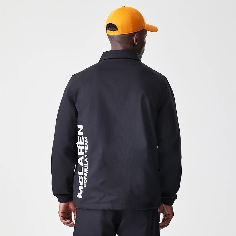 Veste de coach McLaren F1 Team noire New Era pour homme, fermeture à boutons-pression.