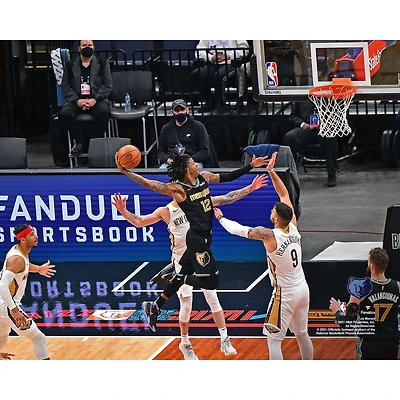Photographie de Ja Morant des Memphis Grizzlies non signés en route pour un dunk contre les New Orleans Pelicans
