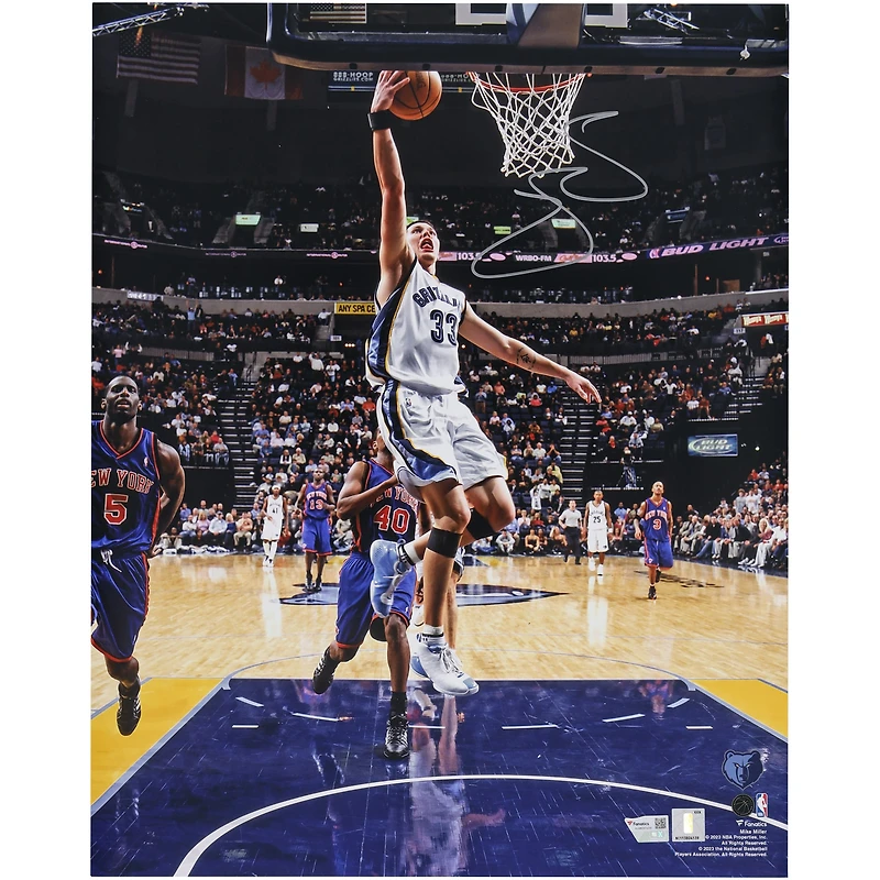Photo dédicacée de Mike Miller (Memphis Grizzlies) - Layup contre les New York Knicks (40,6 x 50,8 cm)