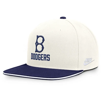 Casquette Nike Pro Dri-FIT Snapback blanche/bleu roi Brooklyn Dodgers Cooperstown Collection pour homme