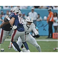 Photo dédicacée par Chop Robinson des Dolphins de Miami (16 x 20) lors d'un plaquage de Drake Maye