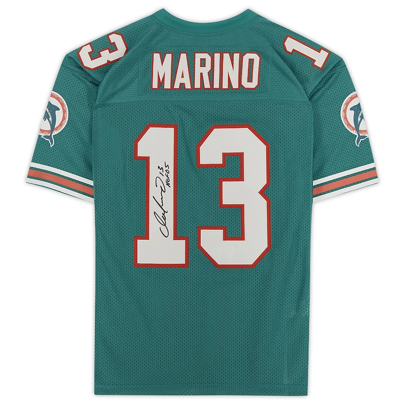 Maillot authentique Mitchell & Ness bleu turquoise autographié par Dan Marino des Miami Dolphins avec inscription « HOF 05 ».