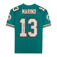 Maillot authentique Mitchell & Ness bleu turquoise autographié par Dan Marino des Miami Dolphins avec inscription « HOF 05 ».