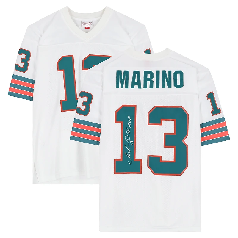 Maillot réplique blanc Mitchell & Ness 1984 autographié par Dan Marino des Miami Dolphins, avec inscription « MVP 84 ».