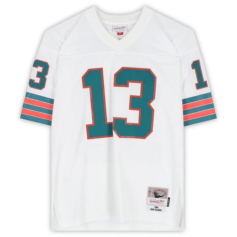 Maillot réplique blanc Mitchell & Ness 1984 autographié par Dan Marino des Miami Dolphins, avec inscription « MVP 84 ».
