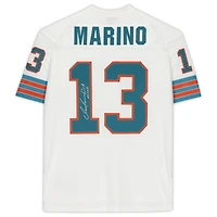 Maillot Mitchell & Ness Legacy blanc autographié par Dan Marino des Miami Dolphins avec inscription « HOF 05 »