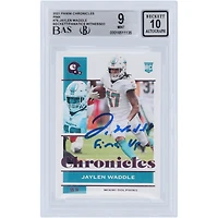 Jaylen Waddle Miami Dolphins Autographié 2021 Panini Chronicles Rose #76 Beckett Fanatics Witnessed Authentifié 9/10 Rookie Card avec l'inscription "Fins Up"